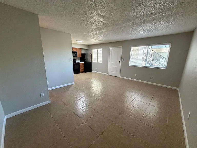 Twin Palms Apartments — Photo 6