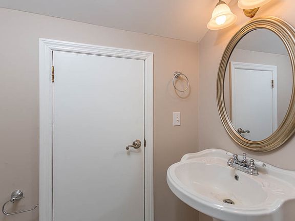 3rd image of 141 Rosemont St