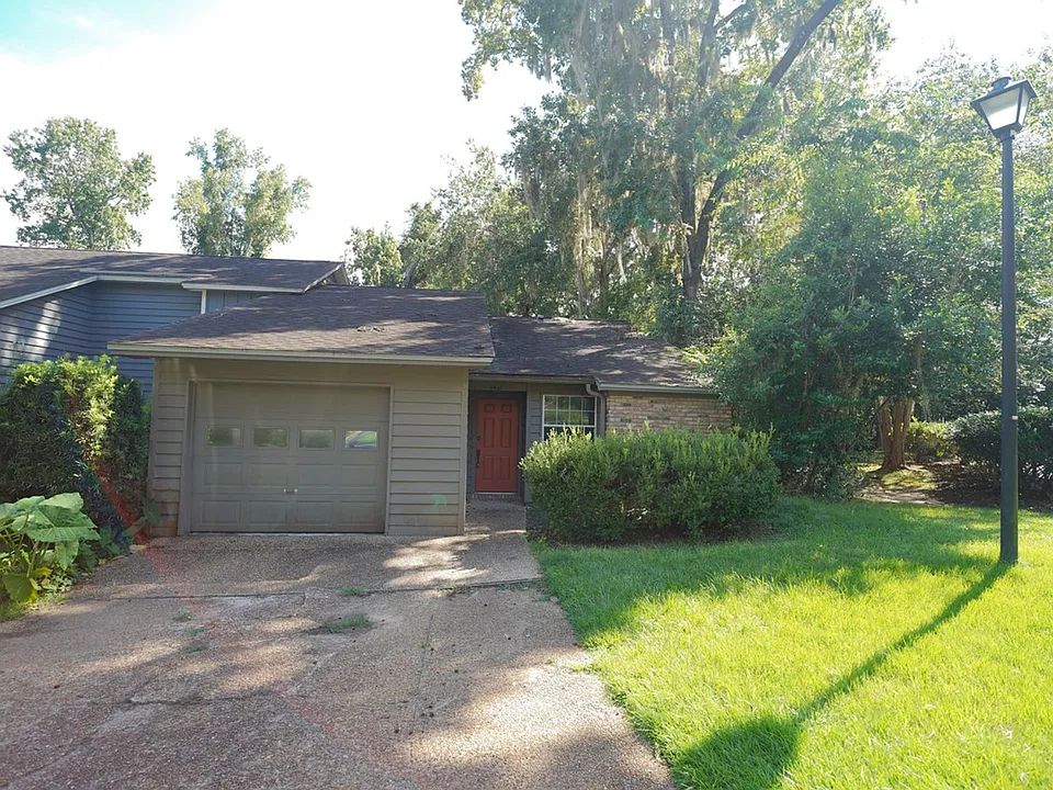 1401 Sturbridge Pl