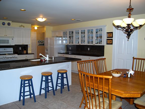 5th image of 142 Hillside Ave