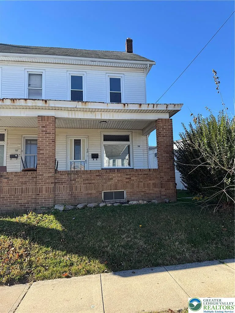 4 bed, 2.0 bath, 2112 sqft, $1,825 — Photo 1