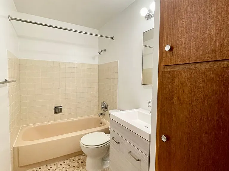 Escolier Apartments — Photo 35