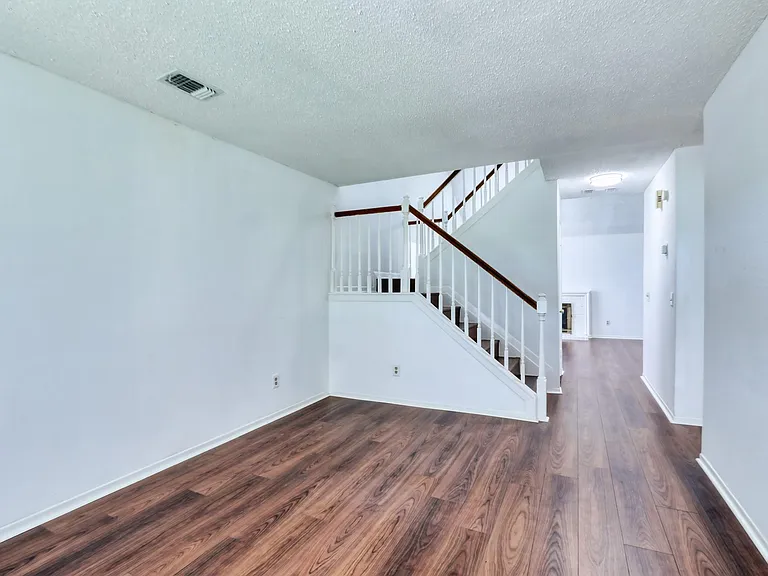 2931 Great Lakes Ave — Photo 9