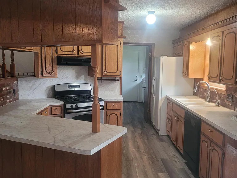 800 Sasha Ln — Photo 14