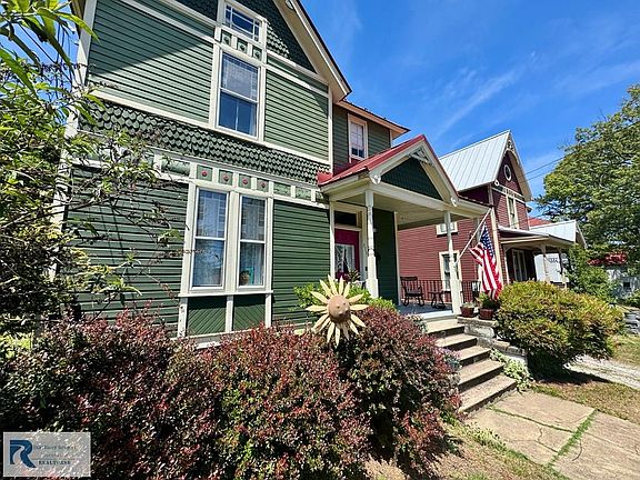 2nd image of 830 Green St