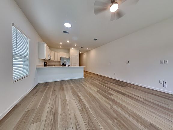 5th image of 582 Holly Lakes Dr