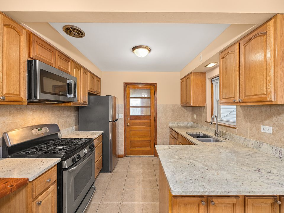 1st image of 5748 W Montrose Ave APT 1