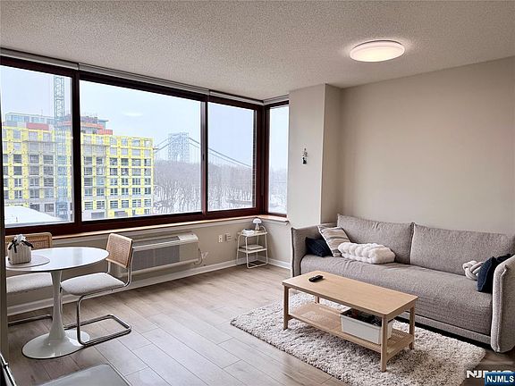 3rd image of 100 Old Palisade Rd APT 1813