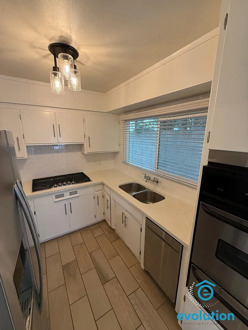 1111 Adella Ave - Unit B — Photo 3