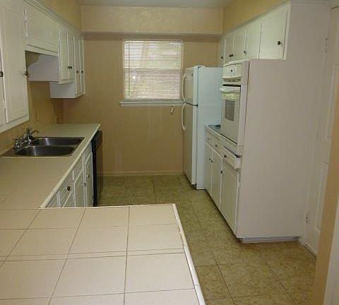5th image of 303 Evelyn Dr