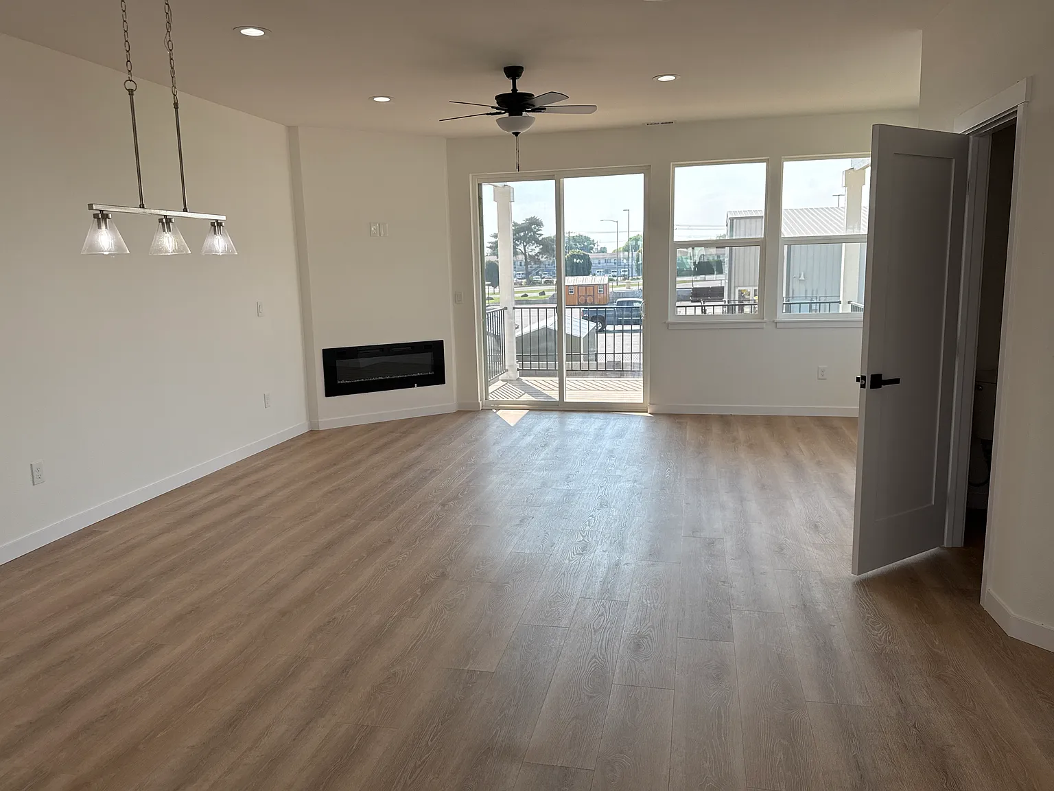 3 bed, 2.5 bath, 1546 sqft, $1,900 — Photo 4