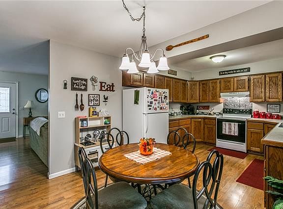 3rd image of 4680 Cloverdale Ln