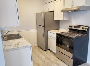 1316 Meadowcreek Dr APT 4, Pewaukee, WI 53072