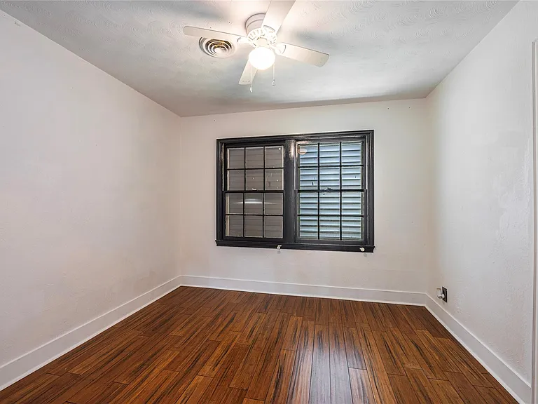 1219 Park Ln — Photo 13