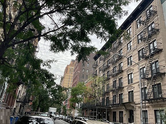 4th image of 250 W 15th St