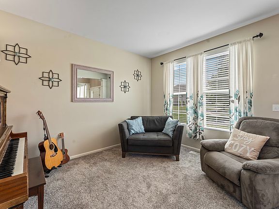5th image of 1041 Goldfinch Ct