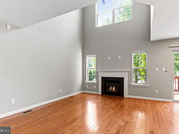 5th image of 709 Jonathan Ct