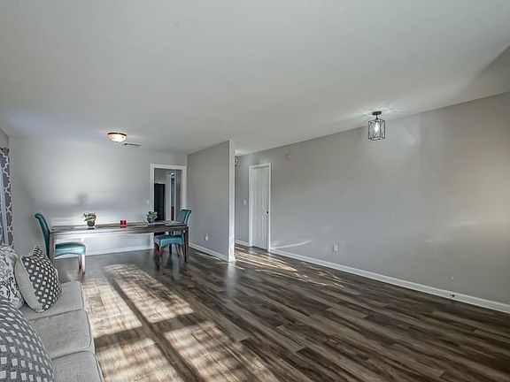 5th image of 7121 Pinebrook Dr