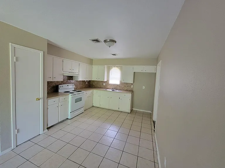 6422 Vincent Dr — Photo 5