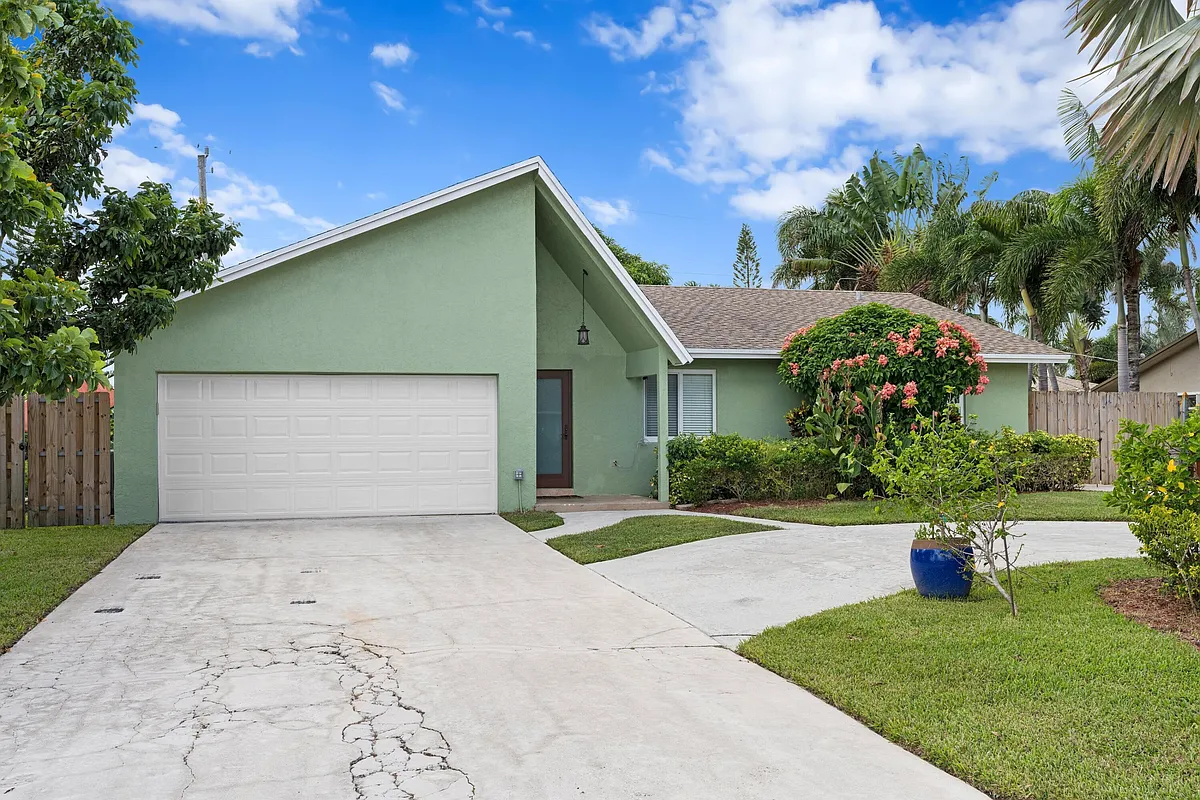 Building Photo - 2996 Cardinal Dr