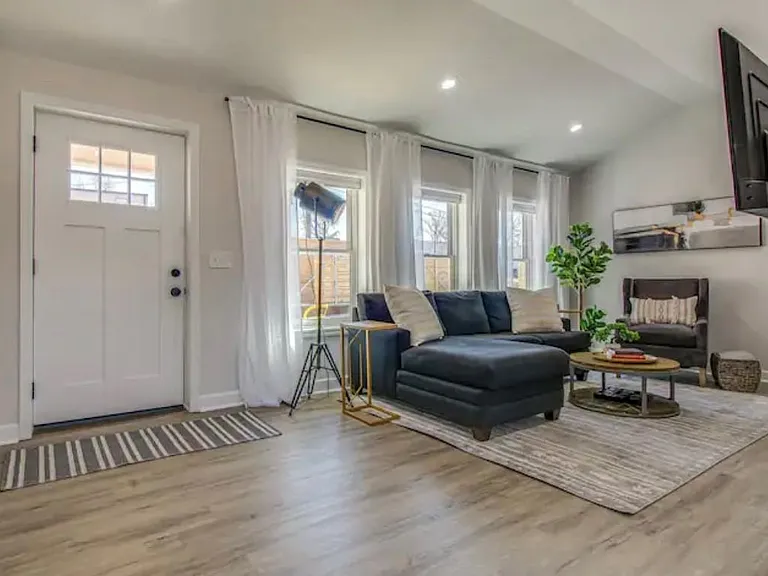 2117 Gladstone Ave — Photo 9
