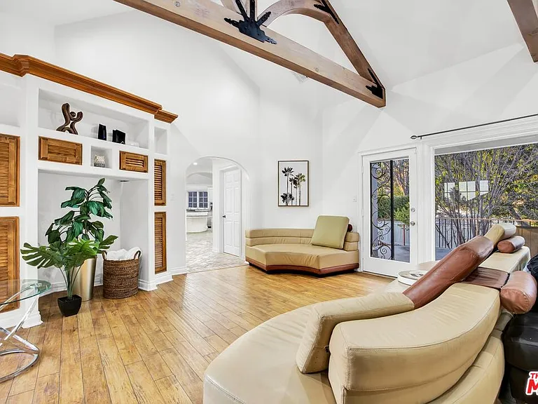 915 Edie Dr — Photo 10