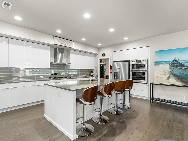 fully stocked kitchen, idea for true foodies and bakers.