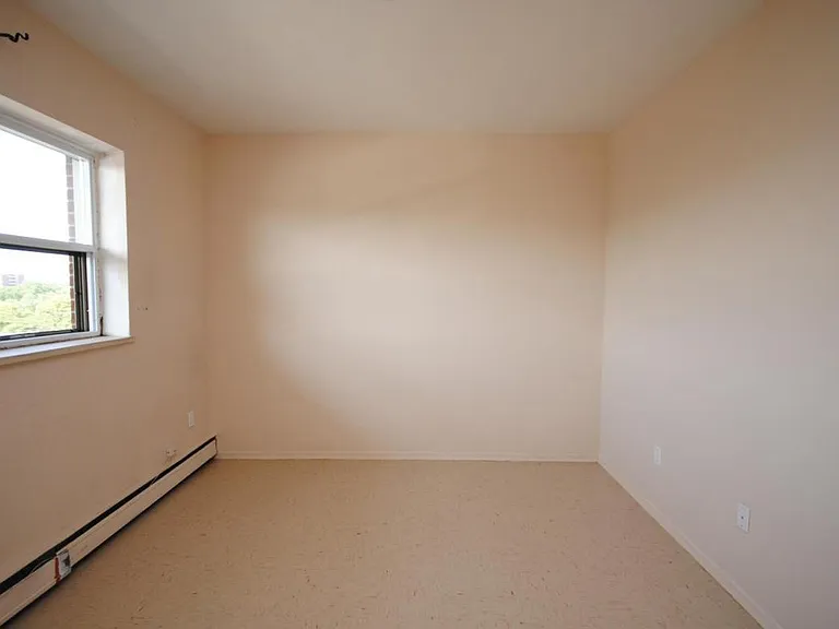 2583 King St E — Photo 6