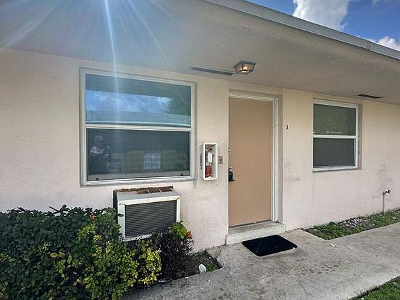 2nd image of 15940 NE 19th Pl #15960-3