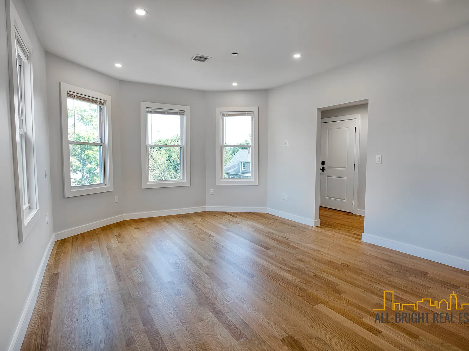 4 bed, 1315 sqft, $4,300 — Photo 3
