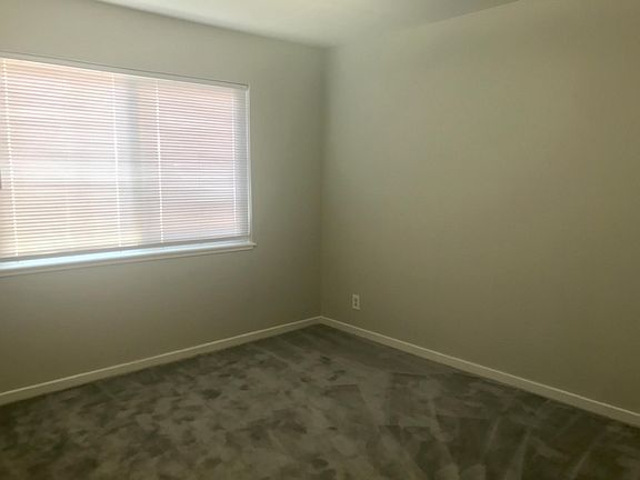 5th image of 208 Pine Ave