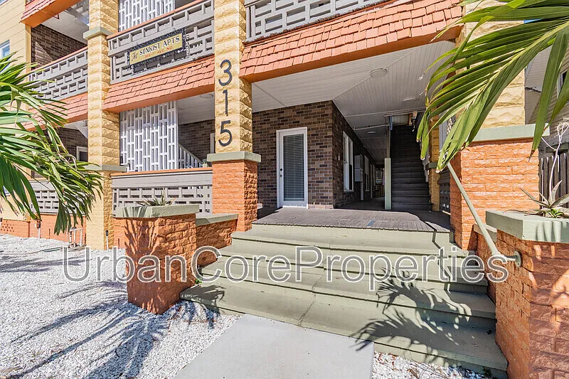 2 bed, 1.0 bath, 800 sqft, $1,895 — Photo 1