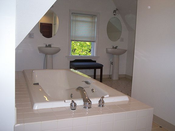 Master bath w/Jacuzzi tub
