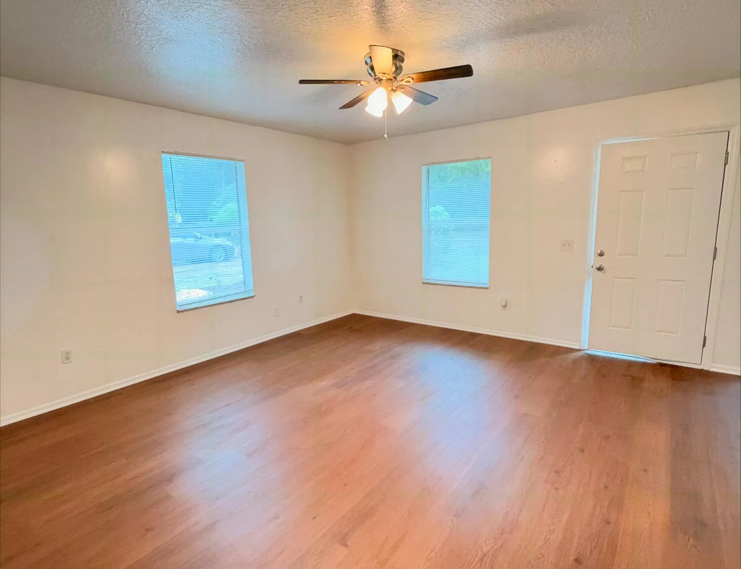 3 bed, 2.0 bath, 1095 sqft, $1,895 — Photo 3