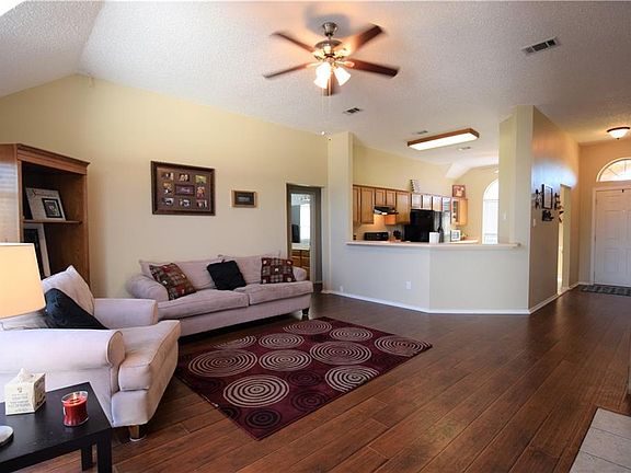 3rd image of 2206 Woodglen Dr