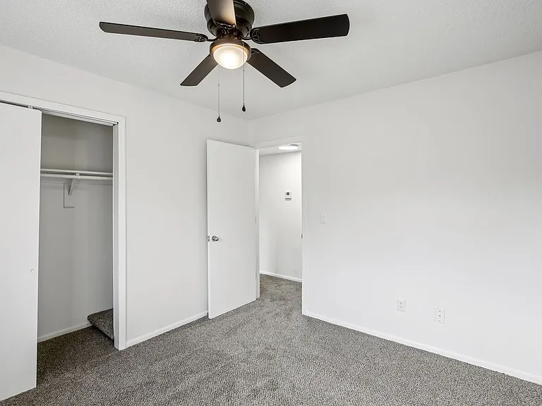 Spring Hill Plaza Apartments — Photo 11