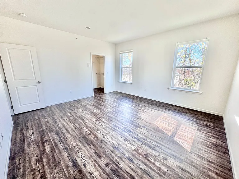 315 E Stone Aly — Photo 8
