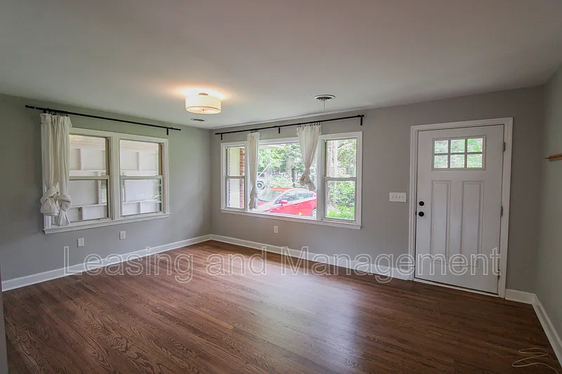 3 bed, 1.5 bath, 1244 sqft, $2,530 — Photo 3