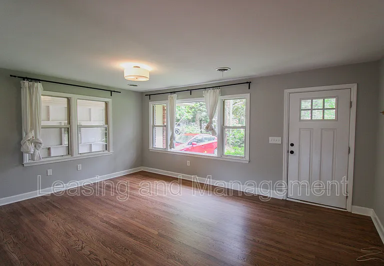 927 Holly Ct — Photo 3