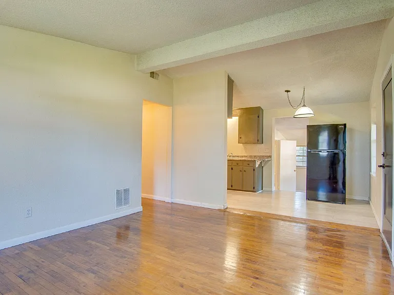 3411 W Yonge St — Photo 7