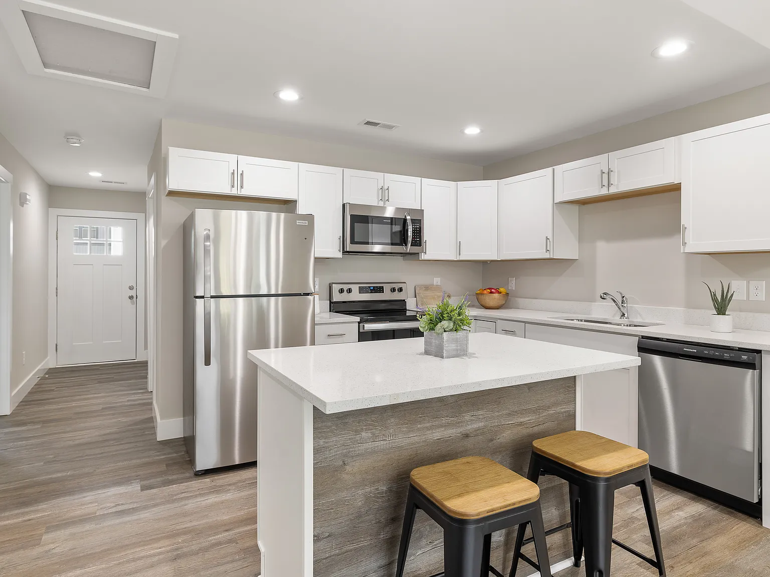 3 bed, 1217 sqft, $1,545 — Photo 1