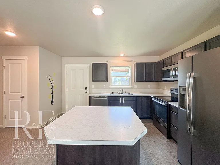 690 SE Olga Cir — Photo 5