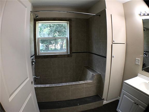4th image of 113 E Holly Dr