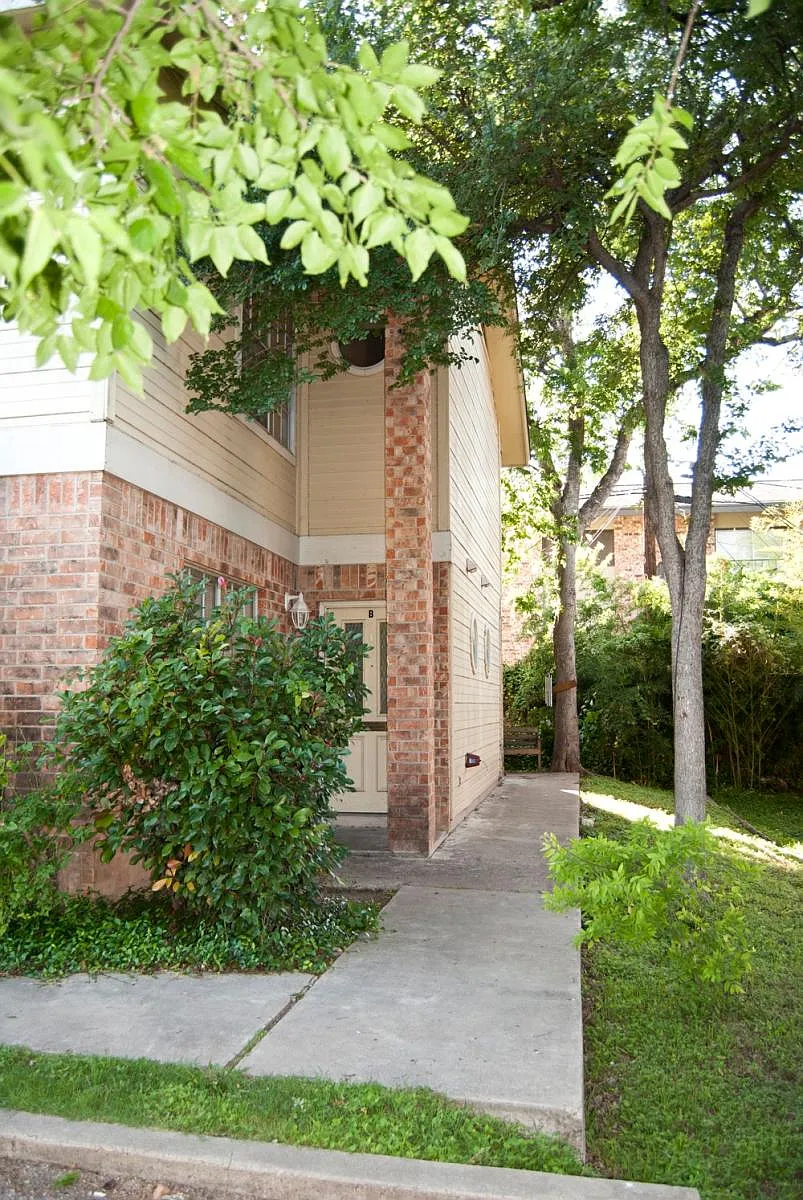 Side of Front - 2008 Kirksey Dr