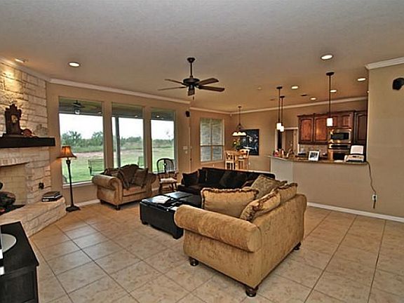 5th image of 913 Summerlin Dr