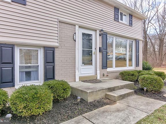 3rd image of 432 Garden Ln