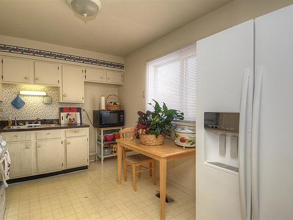 2nd image of 72 W Wrightwood Ave