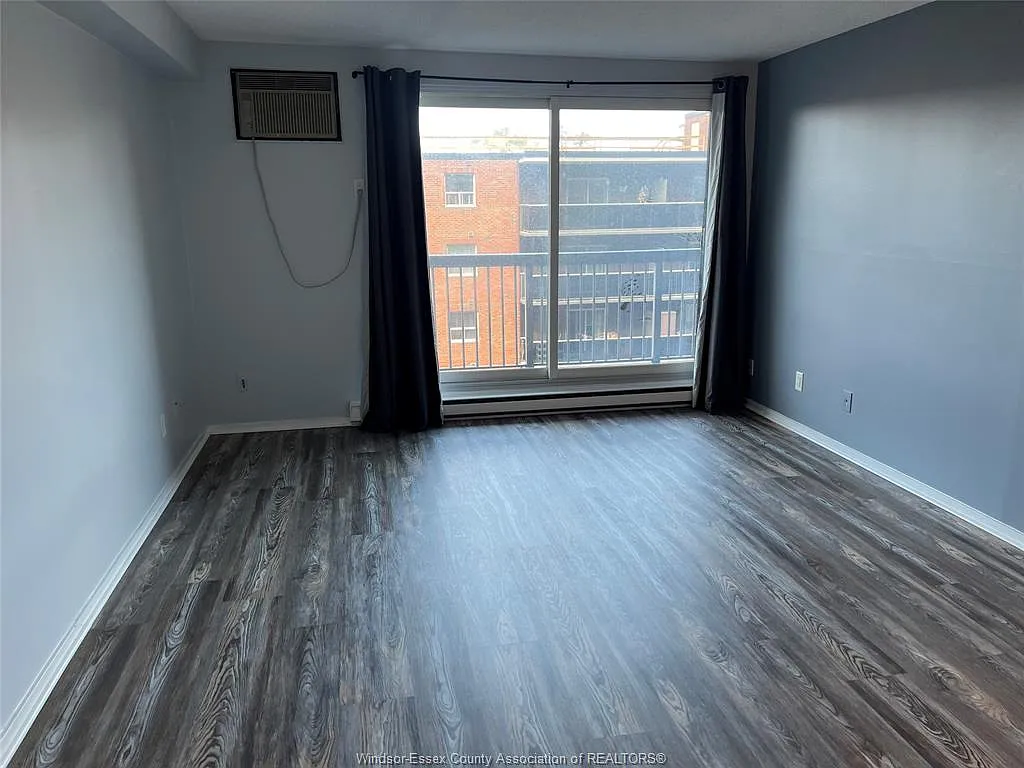 Building Photo - 3936 Wyandotte St E #513