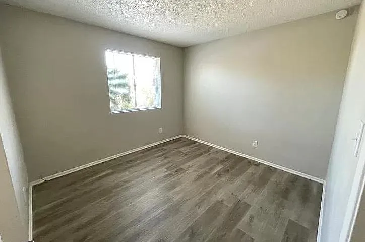 1725 W Vogel Ave — Photo 3