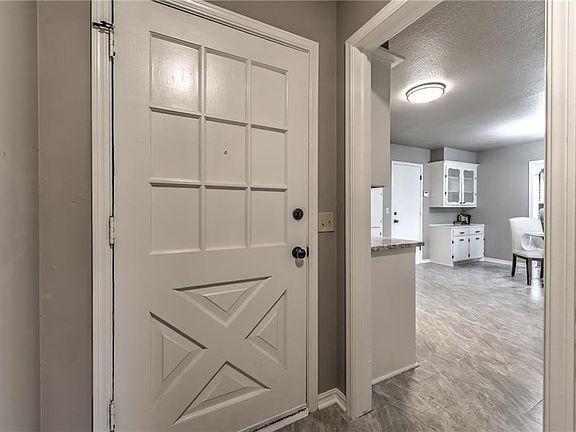 5th image of 211 Kelly Dr